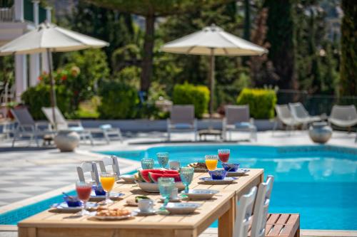 Bazén v ubytování Garbis Villas & Apartments nebo v jeho okolí