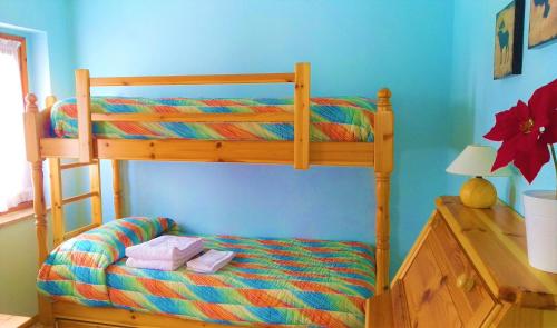 サウゼ・ドゥルクスにあるChambre d'Or View Apartmentの子供用ベッドルーム(木製の二段ベッド付)