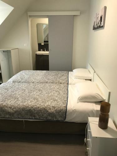 Un pat sau paturi într-o cameră la La Bonne Franquette