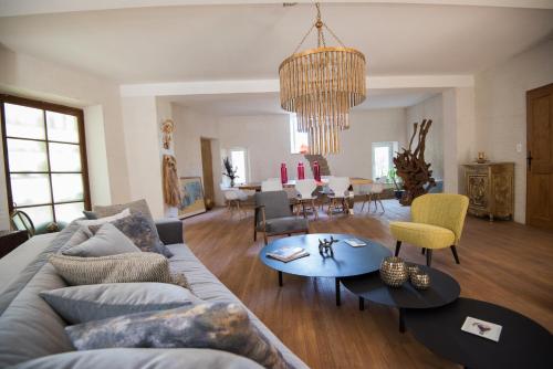 un salon avec un canapé et une table dans l'établissement Les Cailloux Dorés, à Massillargues-Attuech