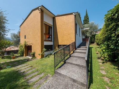 Detached villa with garden a short distance from the lake