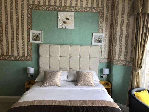 Ένα ή περισσότερα κρεβάτια σε δωμάτιο στο Harbour Lodge B&B