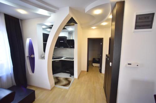 a hallway leading to a kitchen with an archway at Apartman Grk 5 in Zlatibor