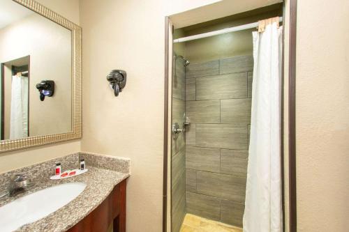 Ένα μπάνιο στο Super 8 by Wyndham Pensacola NAS Area