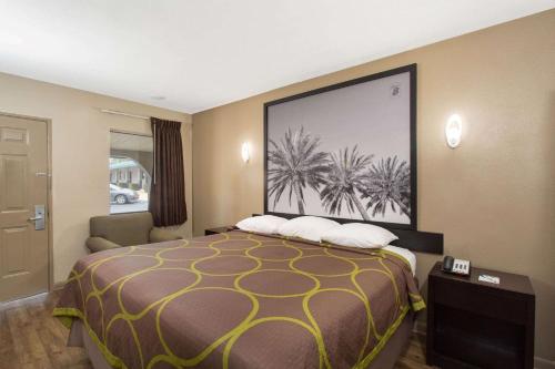 Postel nebo postele na pokoji v ubytování Super 8 by Wyndham Pensacola NAS Area