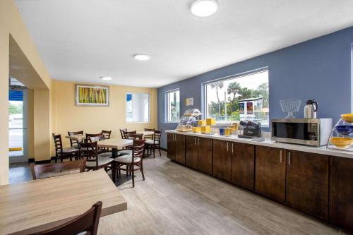 a restaurant with a counter and some tables and chairs at Days Inn by Wyndham Apopka/Orlando in Orlando