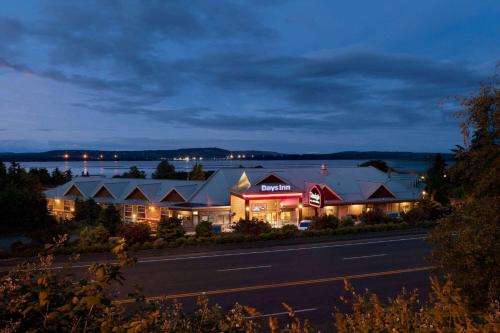 a view of a hotel at night at Days Inn by Wyndham Nanaimo in Nanaimo