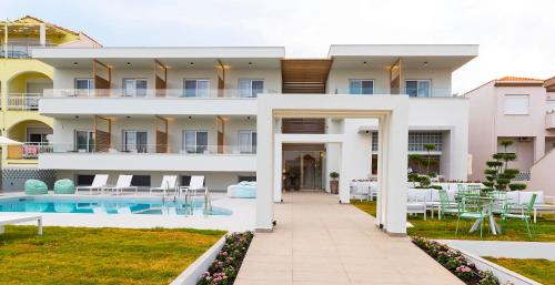 斯卡拉伯塔麥斯的住宿－Motivo Thassos，享有带游泳池的建筑景致
