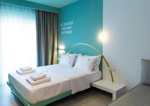 - une chambre avec un lit et des serviettes dans l'établissement Motivo Thassos, à Skala Potamias