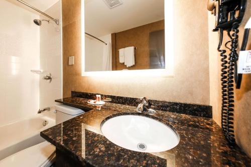 Un baño de Howard Johnson by Wyndham Winnipeg West