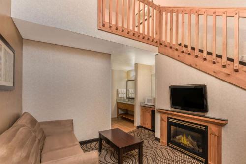 a living room with a couch and a fireplace at La Quinta by Wyndham Idaho Falls/Ammon in Idaho Falls