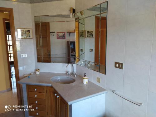 a bathroom with a sink and a mirror at Casa vacanze a Serra Scirocco in Trabia