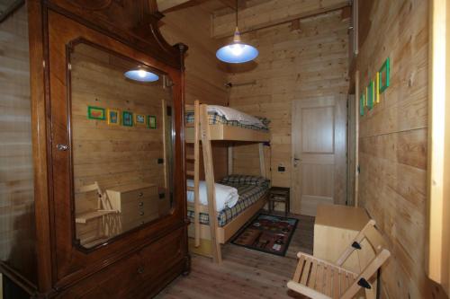 Tempat tidur susun dalam kamar di chalet in legno