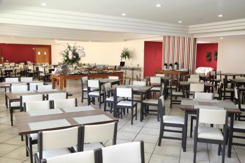 A restaurant or other place to eat at IPÊ PARK Convention Hotel
