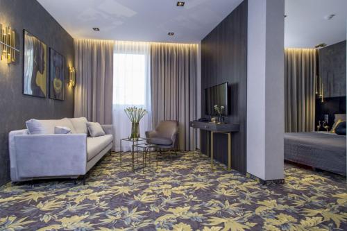 a living room with a couch and a bed at Hotel Atrium in Kraków