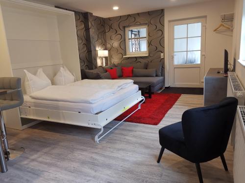 una camera da letto con un letto e un soggiorno di Altstadtapartments a Wernigerode