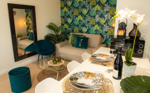 un salon avec un canapé et une table dans l'établissement THEATRE 12 - Dijon Hyper Centre Appartement T2 Face Musée, Monuments et Restaurants, à Dijon