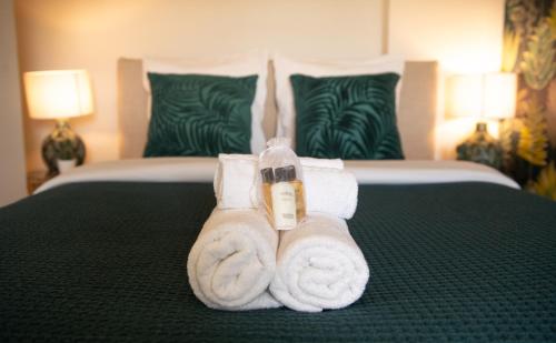 - une pile de serviettes sur un lit dans une chambre d'hôtel dans l'établissement THEATRE 12 - Dijon Hyper Centre Appartement T2 Face Musée, Monuments et Restaurants, à Dijon