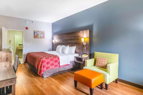 una stanza d'albergo con un letto e una sedia di Royal Palms Inn a Stockbridge
