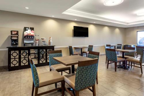 Μια τηλεόραση ή/και κέντρο ψυχαγωγίας στο Comfort Suites Southaven I-55