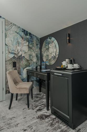 a kitchen with a desk and a chair in a room at Hotel & Restauracja Gniecki in Hrubieszów