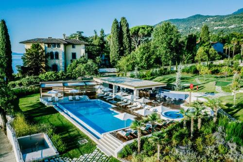 una vista aérea de una casa con piscina en Ikador Luxury Boutique Hotel & Spa en Opatija