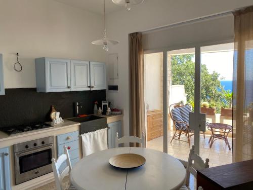 cocina con mesa y cocina con vistas en CASA AL MARE RIO b&n, en Tricase