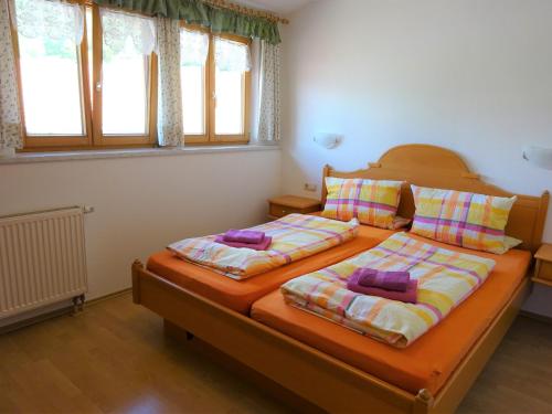 2 Betten in einem Zimmer mit 2 Fenstern in der Unterkunft Sägerhof Bader in Rettenberg