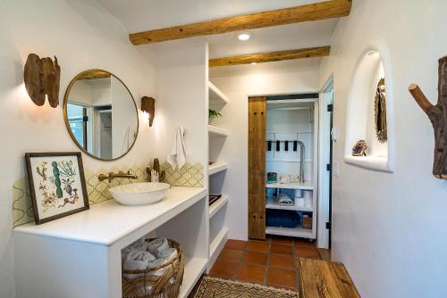 uma casa de banho com um lavatório e um espelho em Luxury Private Villa in Santa Fe em Rancho Encantado