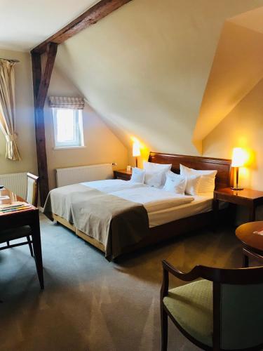 ein Schlafzimmer mit einem großen Bett im Dachgeschoss in der Unterkunft Höger's Hotel & Restaurant in Bad Essen