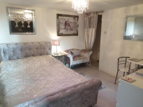 una camera con letto, tavolo e sedia di Secret Retreat a Bowness-on-Windermere