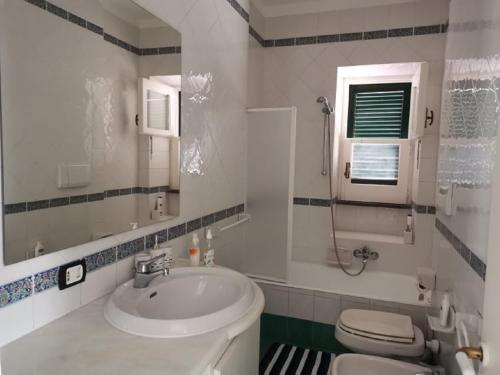een badkamer met een wastafel en een toilet bij A CASA in Ischia