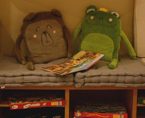 two stuffed animals sitting on a shelf with books at ABACCO Ferienwohnungen in Überlingen