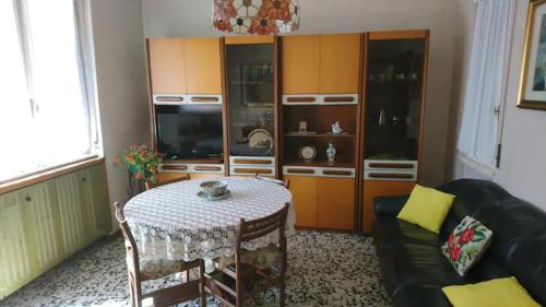 una sala de estar con una mesa y un sofá en Villa ROSA, en Lissone