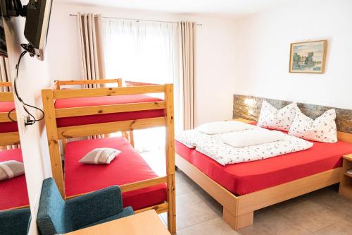 Una cama o camas en una habitación de Garni Birkenau