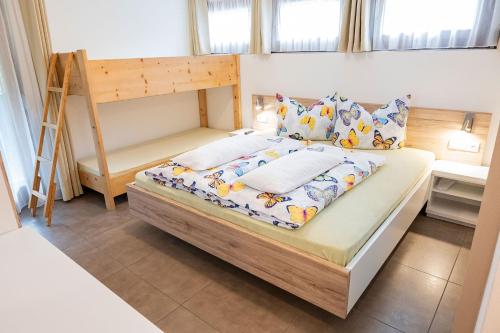 Ένα ή περισσότερα κρεβάτια σε δωμάτιο στο Garni Birkenau