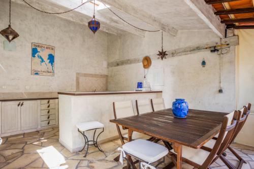 - une salle à manger avec une table et des chaises en bois dans l'établissement La Maisonnette Antiboise - Welkeys, à Antibes