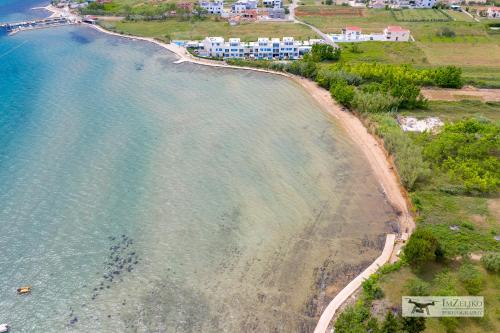 una vista aerea di una spiaggia accanto all'acqua di Villa Miri a Privlaka (Brevilacqua)