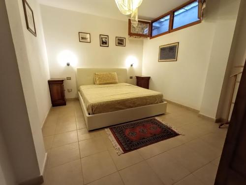 1 dormitorio con 1 cama en una habitación en B&B Il Marinaio, en Sassari