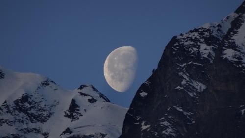 アパートメントから撮影された、または一般的な山の景色