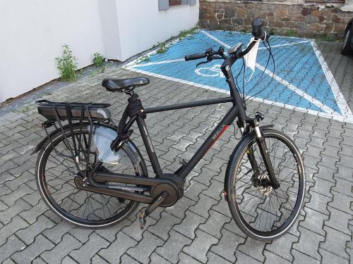 un vélo est garé sur un sol en briques dans l'établissement Hostel Zacisze 2, à Głubczyce