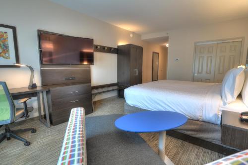 Letto o letti in una camera di Holiday Inn Express Hotel & Suites Mobile Saraland by IHG
