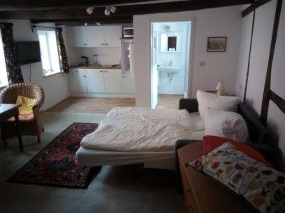 ein Schlafzimmer mit einem Bett und ein Wohnzimmer in der Unterkunft Quartier am Brunnen in Quedlinburg