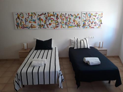 two beds sitting next to each other in a room at Casa Rural Altozano de Buendia in Buendía