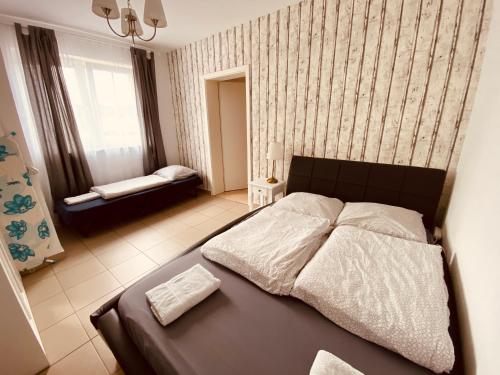 a bedroom with a bed and a couch in it at Kleine gemütliche Unterkunft in der Nähe von Köln und Aachen in Düren - Eifel