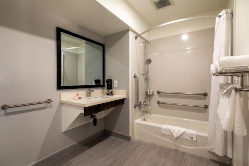 Travelodge by Wyndham LAX Image