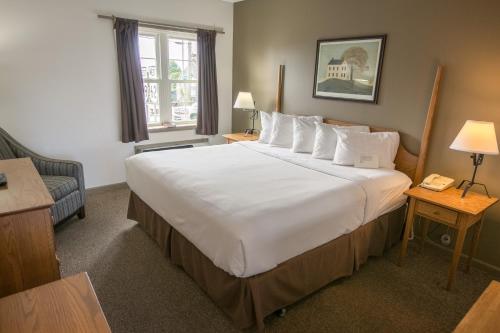 a hotel room with a large bed and a couch at Lodging on the Square in Berlin