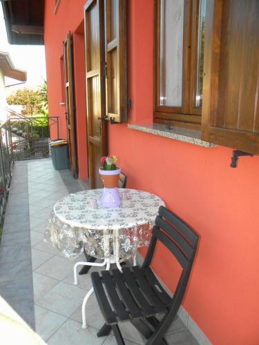 uma mesa e duas cadeiras sentadas num pátio em il tasso em Mapello