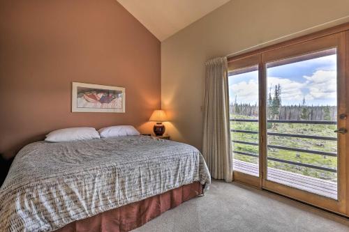sypialnia z łóżkiem i dużym oknem w obiekcie Resort Perks and Trail Access Silverthorne Condo! w mieście Silverthorne