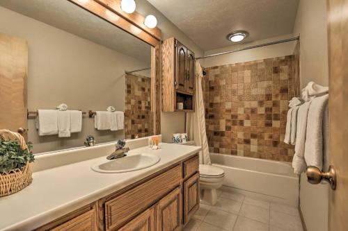 łazienka z umywalką, toaletą i wanną w obiekcie Resort Perks and Trail Access Silverthorne Condo! w mieście Silverthorne